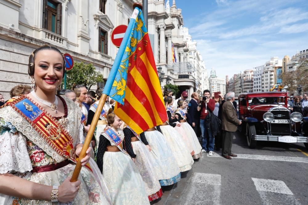 Salida de la ronda fallera de coches antiguos desde la plaza del Ayuntamiento de València.