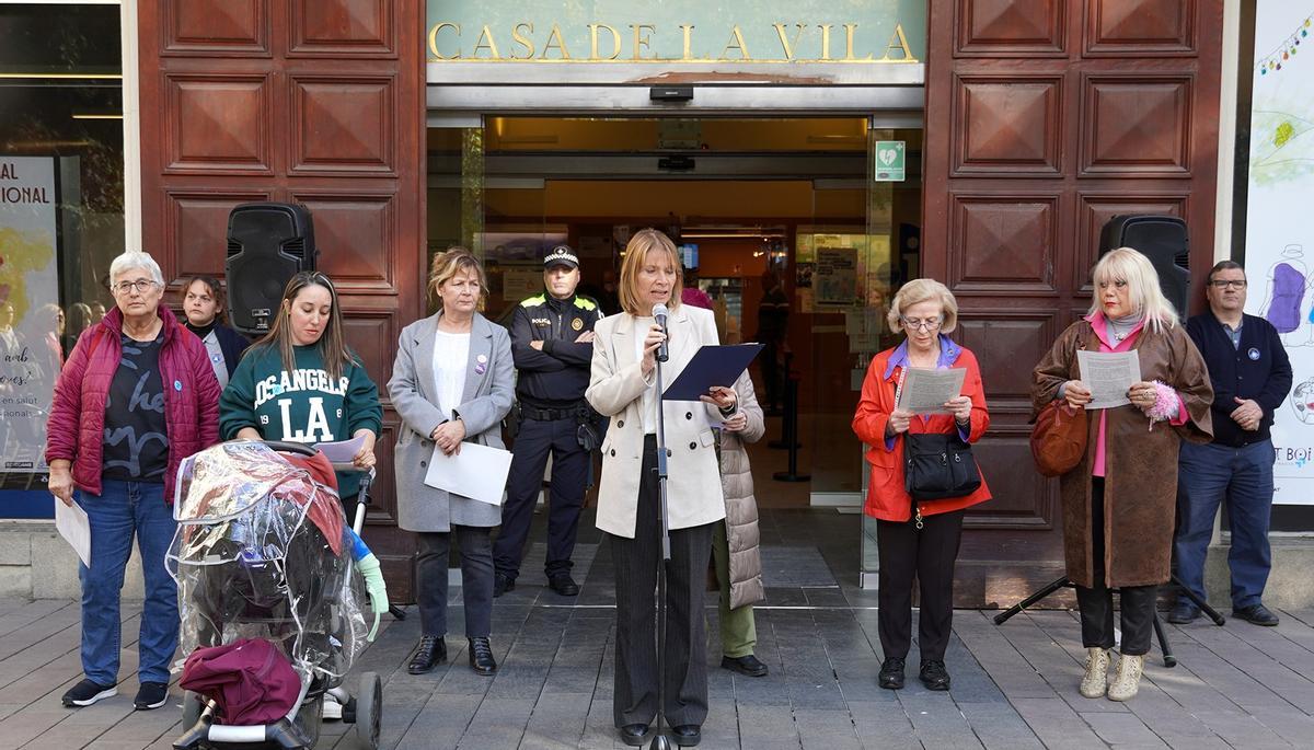 Sant Boi es concentra a la plaça de l’Ajuntament per mostrar el rebuig contra les violències masclistes