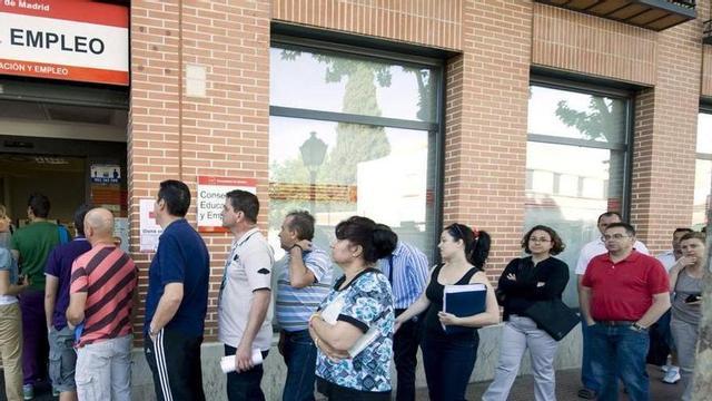 Persones fan cua a l’entrada d’una oficina d’ocupació a Alcalá de Henares (Madrid) | FERNANDO VILLAR / EFE