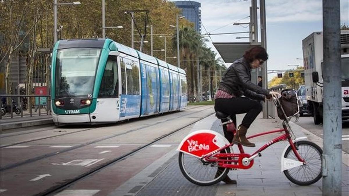 El Trambaix, a su paso por Diagonal-Numancia, en noviembre. El actual gobierno promete unir las dos líneas, ahora cortadas.