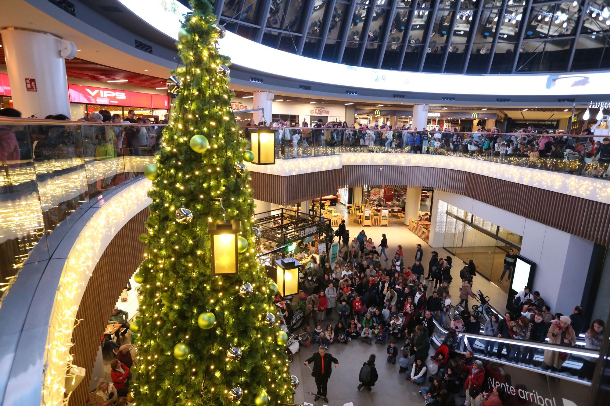 Parque Principado se enciende por Navidad: así es la decoración luminosa del centro comercial de Siero
