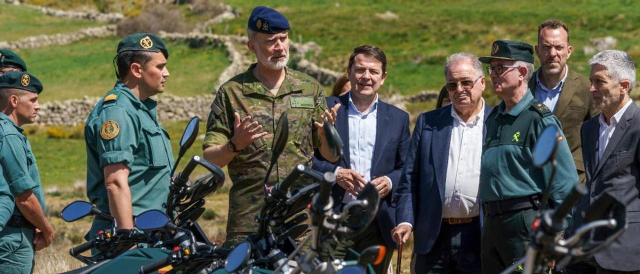 El rey Felipe VI acompañado por el ministro del Interior, Fernando Grande-Marlaska (derecha), y por el presidente de la Junta de Castilla y León, Fernández Mañueco (c) visita unidades del Seprona.