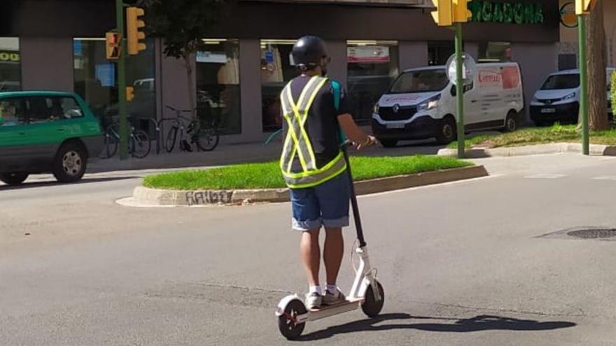 Un hombre circula en patinete eléctrico por la calzada. | M.O.I.