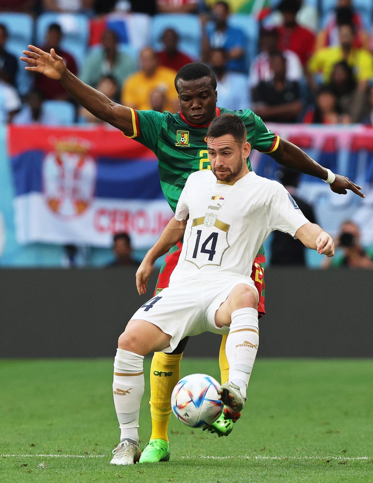 Al Wakrah (Qatar), 28/11/2022.- Andrija Zivkovic (front) of Serbia in action against Nouhou Tolo (back) of Cameroon during the FIFA World Cup 2022 group G soccer match between Cameroon and Serbia at Al Janoub Stadium in Al Wakrah, Qatar, 28 November 2022. (Mundial de Fútbol, Camerún, Catar) EFE/EPA/Tolga Bozoglu