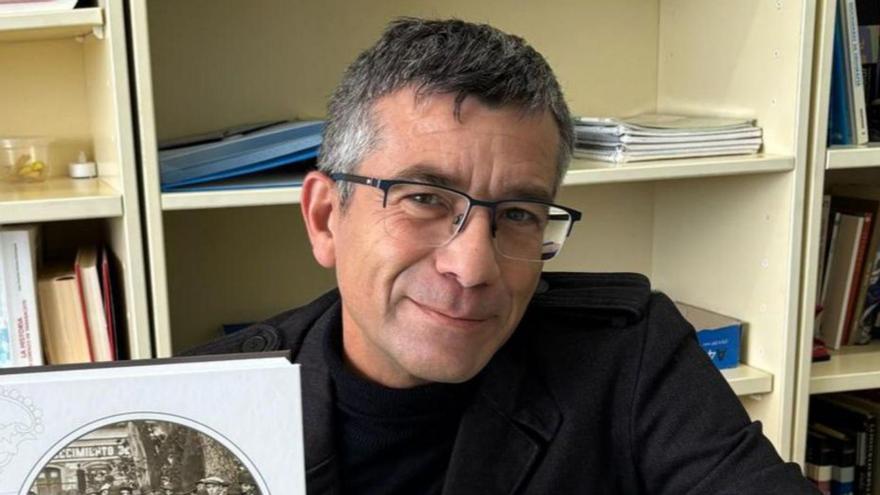 Carmelo Torres con los volúmenes de la historia del Cabildo.