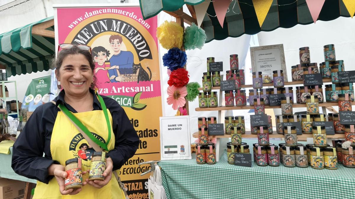Sonia Hernández en su puesto de salsas en la Feria Ecológica de Llanera.