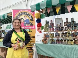 La mostaza ecológica que triunfa en la feria de Llanera: "Siempre se usó para males de estómago, tiene magnesio y vitaminas del grupo B, era el antiguo ibuprofeno"