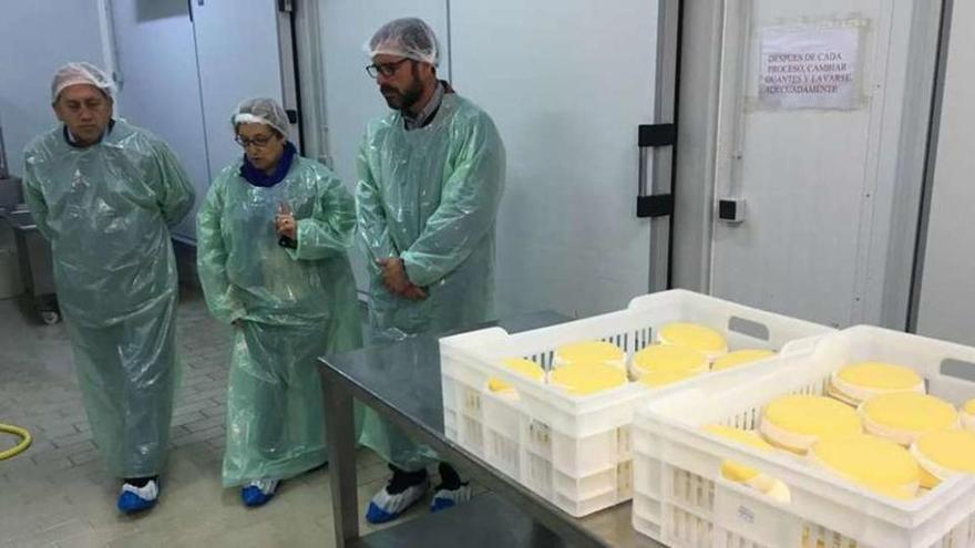 Leiceaga y Ángel Mato, ayer, en una visita a la cooperativa de productores Campo Capela.