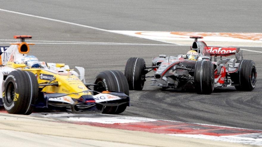 Fernando Alonso, izquierda, con Hamilton tras él después del incidente, en el que el McLaren del británico perdió el alerón delantero, como se aprecia en la imagen.