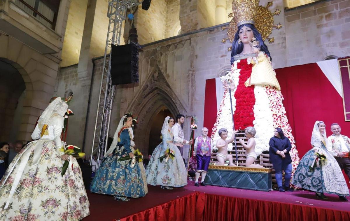 Un momento durante la Ofrenda de flores al cadafal de la Virgen en Gandia.