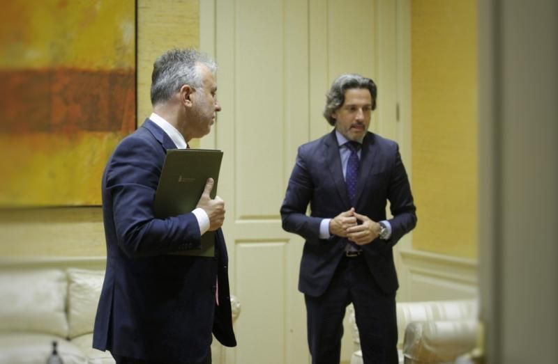 Gustavo Matos presidente del parlamento recibe a Ángel Víctor Torres presidente del gobierno de Canarias  | 14/05/2020 | Fotógrafo: Delia Padrón