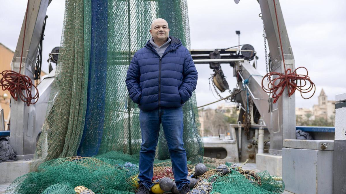 El pescador Toni Bonet 'Pipes' posa junto a su barco en Palma.