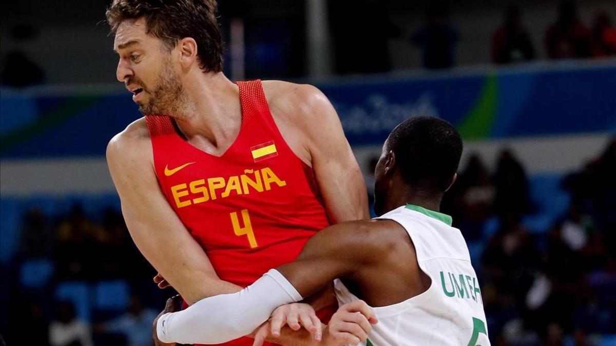 Gasol, agarrado por un rival, en el partido de la selección ante Nigeria.