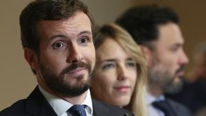 El presidente del Partido Popular, Pablo Casado, ofrece una rueda de prensa tras recoger el acta de diputado acompaÃ±ado de la portavoz del Grupo Popular en el Congreso, Cayetana Ãlvarez de Toledo (2d); y el secretario general del Grupo Popular, Guillermo Marisca (1d),  en el Congreso de los Diputados, en Madrid (EspaÃ±a), a 28 de noviembre de 2019.
