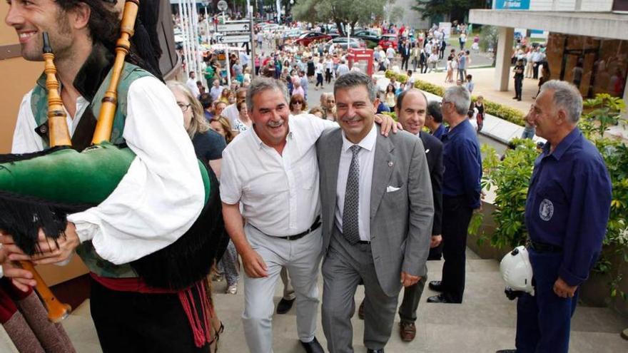 Aníbal Vázquez, junto a Esteban Aparicio, concejal de Foro en Gijón. juan plaza