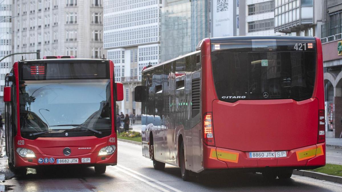 Buses urbanos circulan en ambos sentidos por la Marina. |   // CASTELEIRO/ROLLER AGENCIA