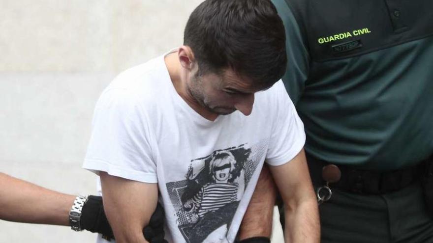 Diego Pedrido camino del furgón de la Guardia Civil que le llevó a prisión en septiembre de 2015. // A.I.