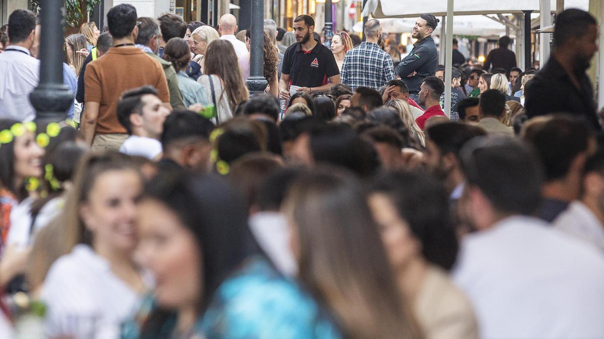 Ambiente de tardeo en la calle Castaños de Alicante.