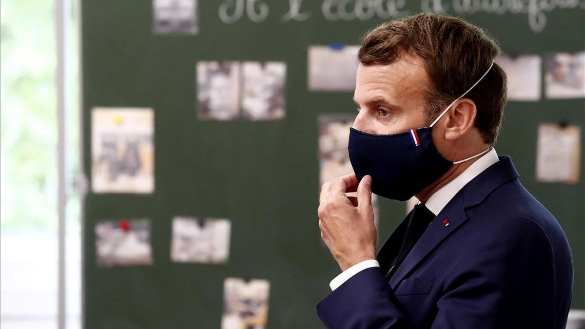 Macron, durante su visita a una escuela esta semana en Poissy.