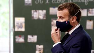 zentauroepp53325410 france s president emmanuel macron wears a protective face m200506174754