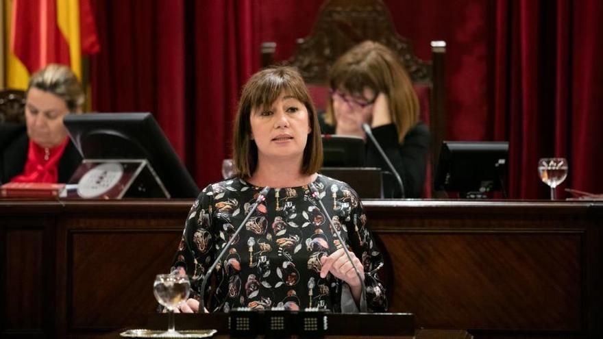 La presidenta del Govern, Francina Armengol, durante su comparecencia ayer en el Parlament por el incumplimiento del déficit.