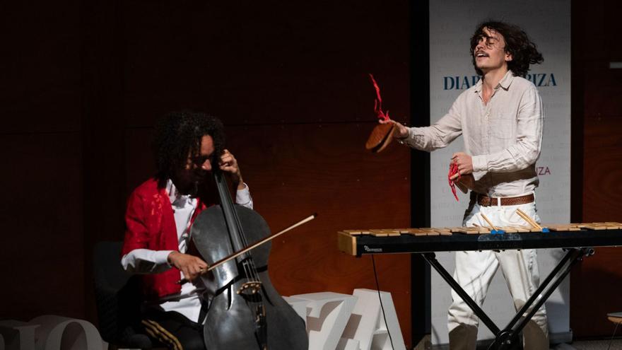 El vibrafonista ibicenco Andrés Coll, con las ‘castanyoles’ ibicencas, durante la actuación con Martín Meléndez en la gala de los Premis Diario de Ibiza, el pasado 3 de octubre. | TONI ESCOBAR