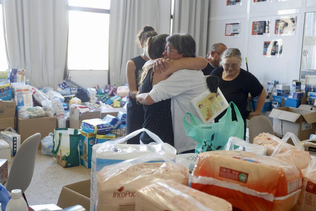 Voluntarias en la sede de la Koordinadora de Kolectivos Parque Alcosa abrazan a Manuela.