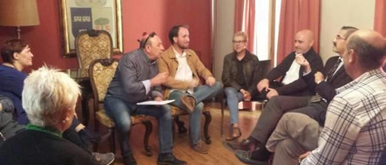 Los alcaldes asistentes a la reunión celebrada en l&#039;Alqueria d&#039;Asnar con José María Ángel.