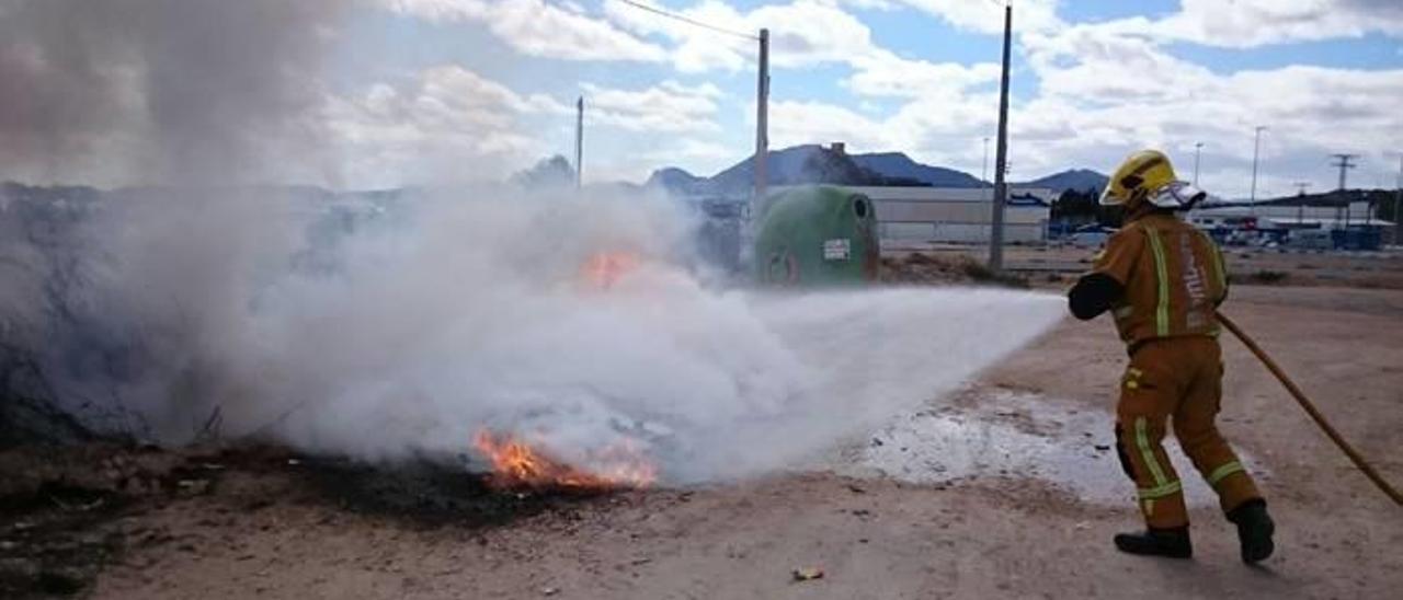 Los bomberos del Parque de Elda sofocando el fuego en los contenedores de Sax, próximos a la autovía de Castalla.