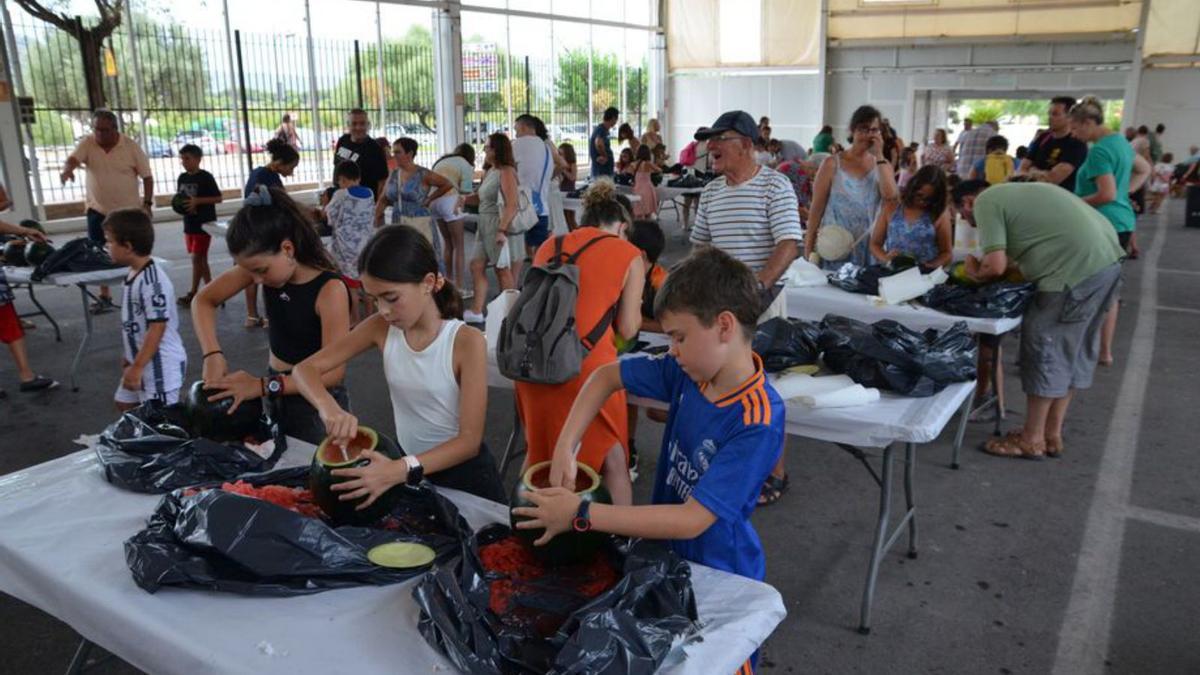 Decenas de jóvenes tuvieron que tirar de ingenio en el taller de ‘farolets’.