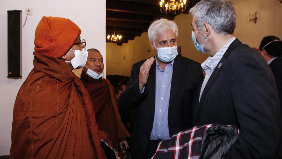Una representación de monjes budistas, el presidente de la fundación Lumbini, José Manuel Vilanova, y el concejal José Ramón Bello, este jueves.