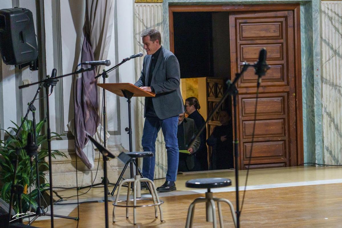 El alcalde de Xàtiva, Roger Cerdà, interviene en el acto del calendario solidario.