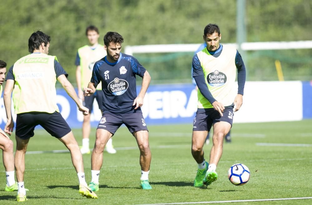 El centrocampista trabaja con normalidad en la sesión en Abegondo con la que la plantilla empieza a preparar el encuentro ante el conjunto andaluz.