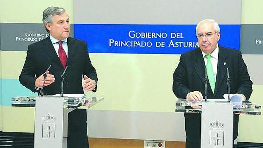 Tajani, durante su comparecencia con Vicente Álvarez Areces.