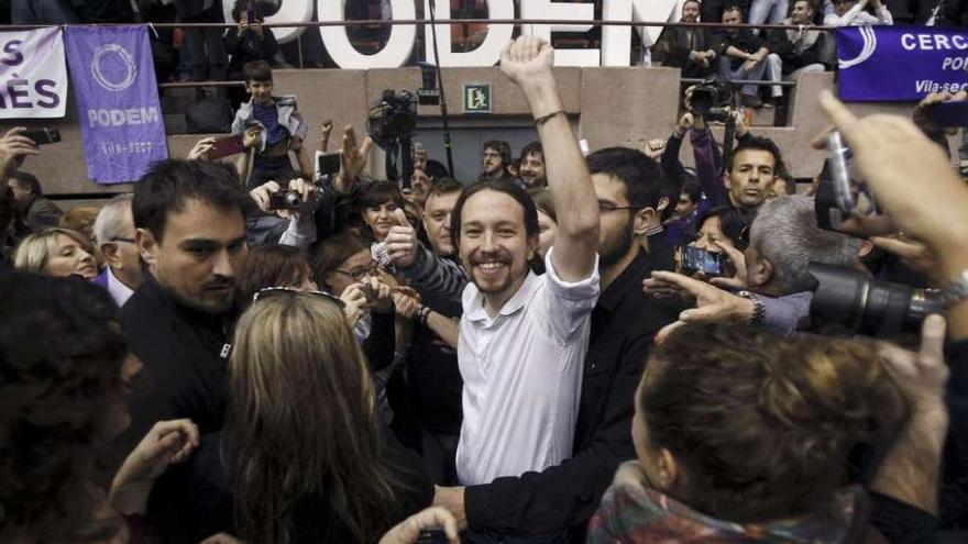 Pablo Iglesias, durante su primer mitin celebrado ayer en Barcelona, en un recinto abarrotado. // Efe