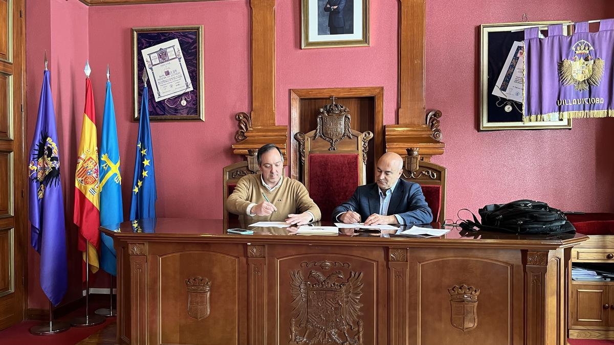 Alejandro Vega (izquierda) y Jaime García Martínez firman el acuerdo.