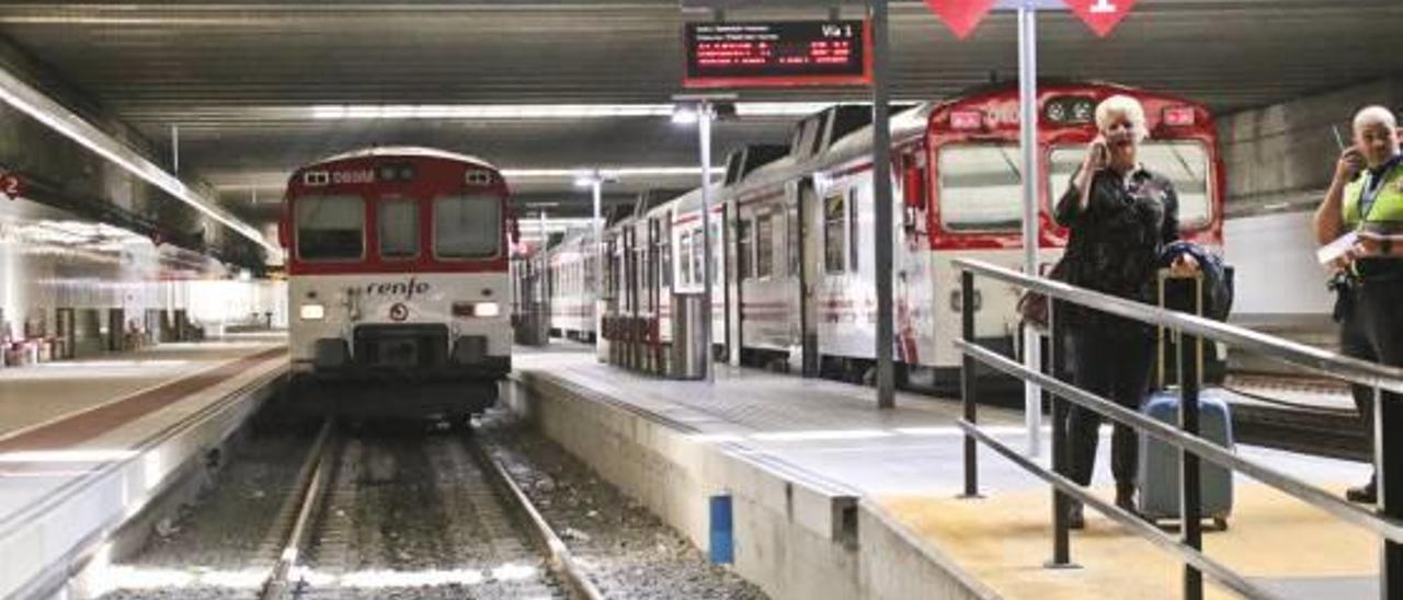 Trenes y usuarios en la estación de Orihuela, en una imagen reciente.