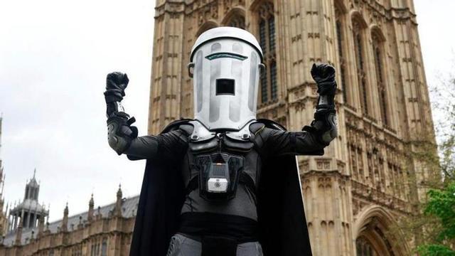 Jon Harvey, vestit de Count Binface, davant del palau de Westminster, a la ciutat de Londres.