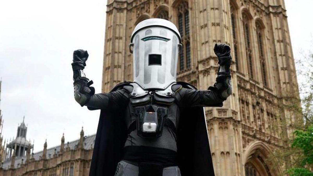 Jon Harvey, vestit de Count Binface, davant del palau de Westminster, a la ciutat de Londres.   | BENJAMIN CREMEL / AFP