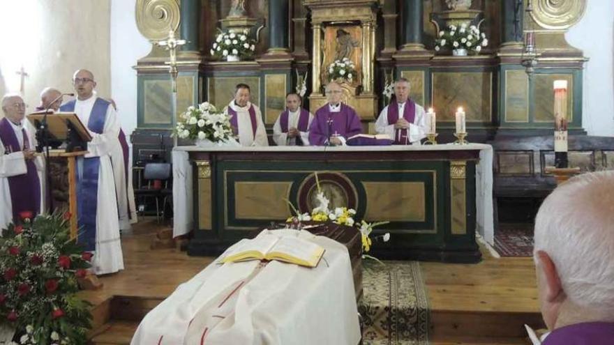 Un momento del funeral presidido por el obispo de Zamora. Foto M. A. C.