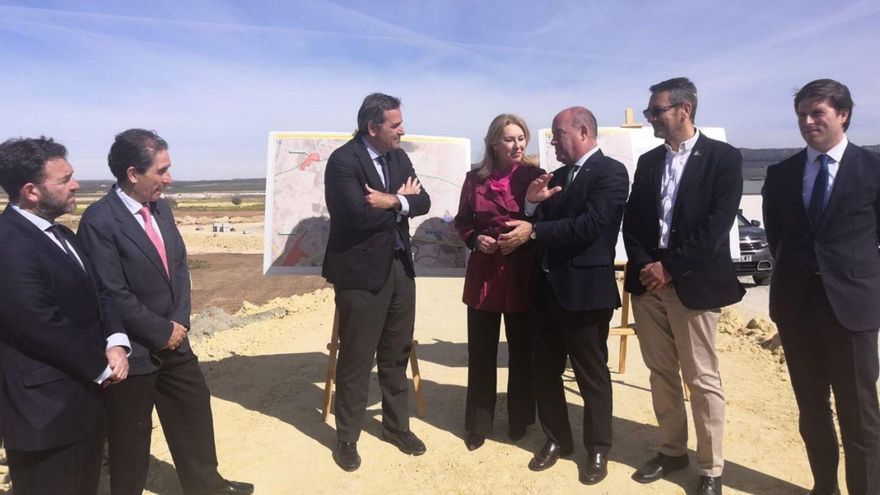 Carolina España visitó ayer las obras del Puerto Seco de Antequera. | L.O.