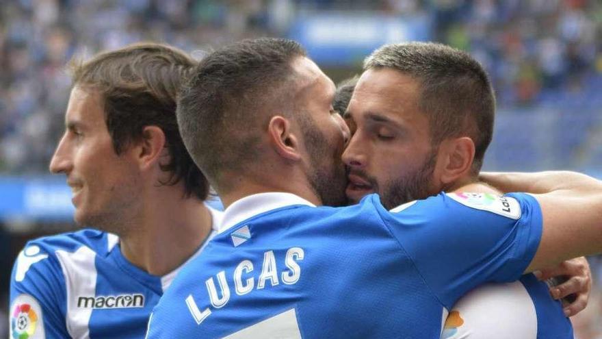 Lucas y Andone se abrazan en presencia de Pedro Mosquera.