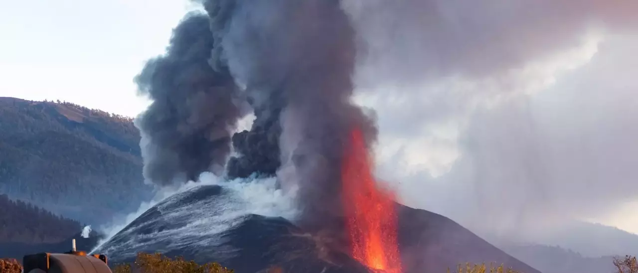 Así expulsa ceniza el volcán de La Palma, visto desde el aire