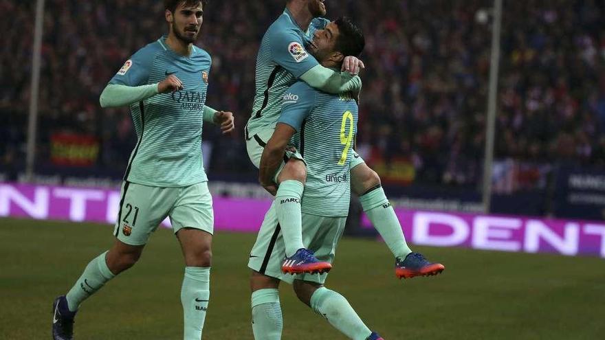 Suárez levanta a Messi en presencia de André Gomes tras marcar el segundo gol. // Efe