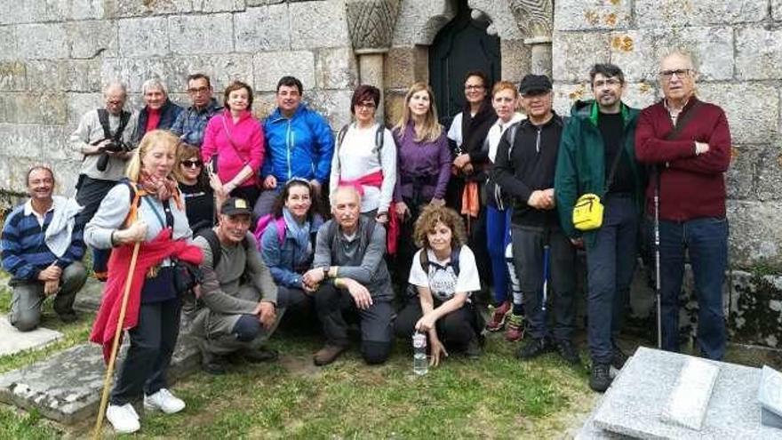 Senderistas de Carballiño asesorados por varios voluntarios de Roteiros de Lalín, en una de las varias paradas del recorrido.