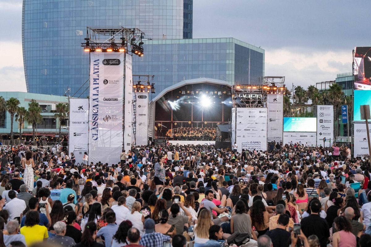 Más de 30.000 personas vibran en el segundo día de Clàssica a la Platja en la Barceloneta