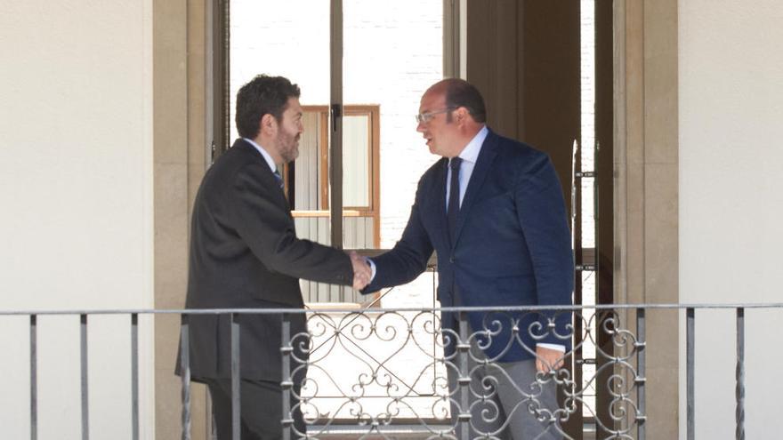 Pedro Antonio Sánchez y Miguel Sánchez se estrechan la mano antes de la reunión.