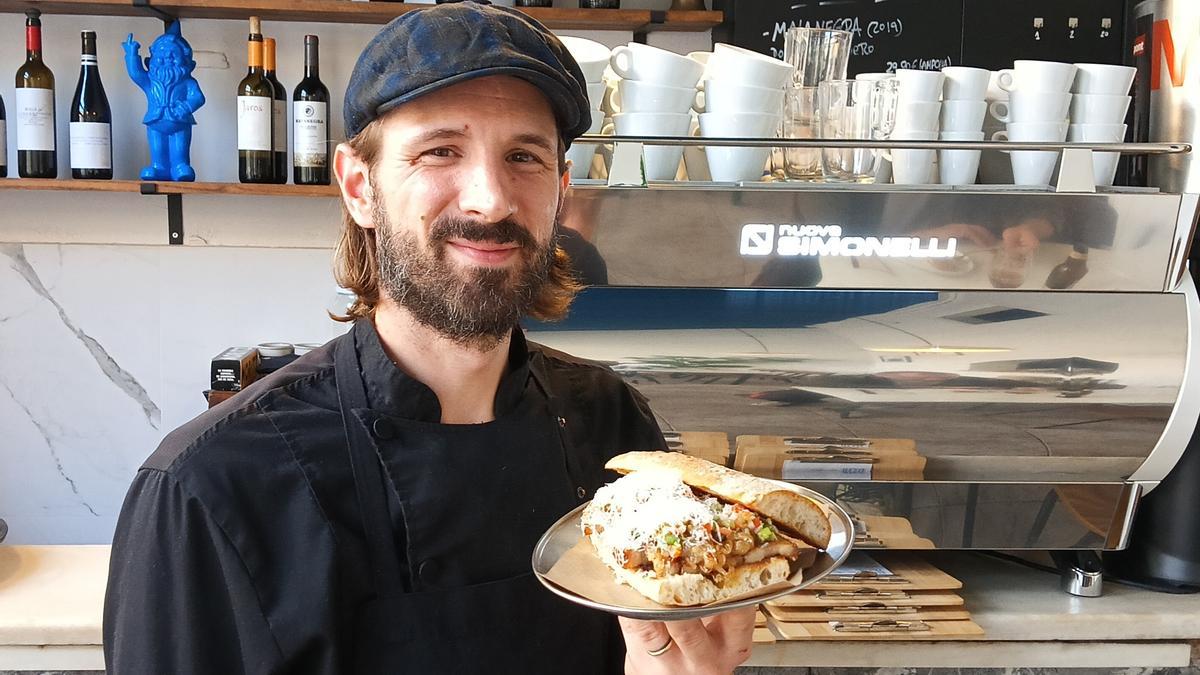 Oriol Aguilar y el bocadillo de 'porchetta' del Bar Restaurante Azul.