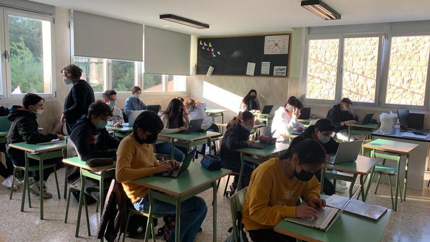 Los estudiantes del Colegio La Salle Montemolín de Zaragoza asisten al taller de escritura creativa sobre violencia de género.