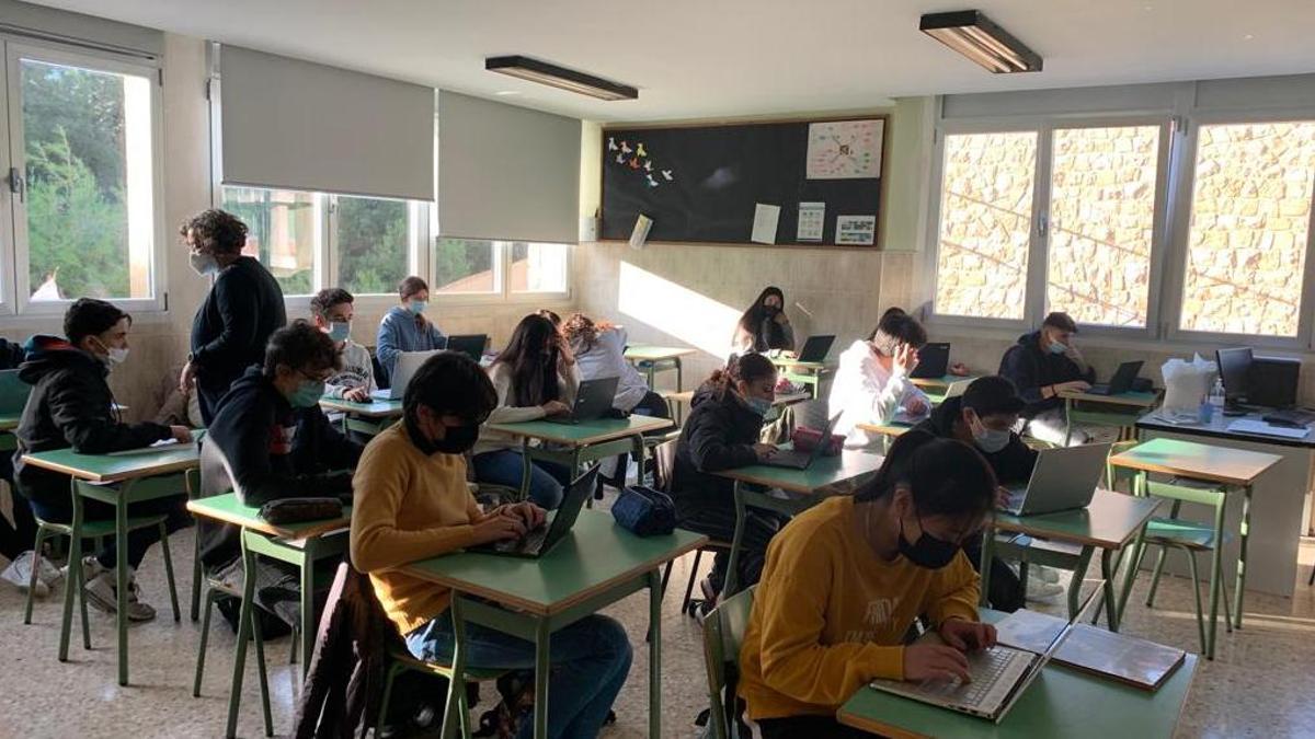 Los estudiantes del Colegio La Salle Montemolín de Zaragoza asisten al taller de escritura creativa sobre violencia de género.
